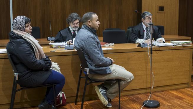 Bouchra S. y Rachid B., durante el juicio que se celebra en la Audiencia de Zaragoza por el presunto asesinato de su bebé.