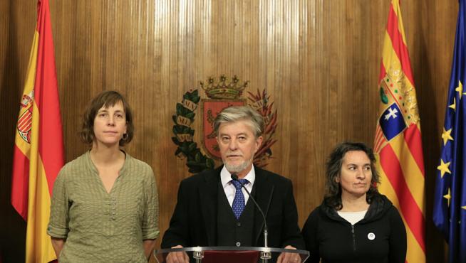 El alcalde, Pedro Santisteve, acompañado de la concejala Teresa Artigas (izquierda) y la vicealcaldesa, Luisa Broto (derecha)