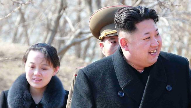 El líder norcoreano, Kim Jong-un, y su hermana pequeña Kim Yo-jong