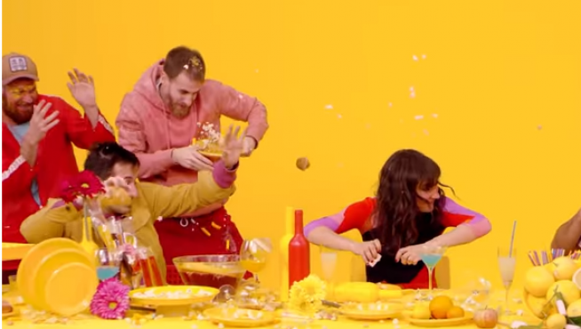 Escena del videoclip de 'La Pegatina' con Eva Amaral