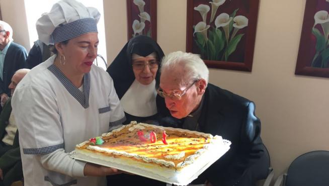 Damián Iguacen sopló las velas por su 102 cumpleaños.