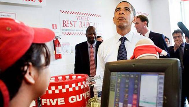 Obama, en un local de su hamburguesería de cabecera.