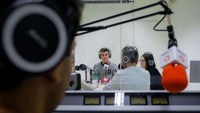 Un grupo de alumnos en un estudio de radio de la Universidad San Jorge.