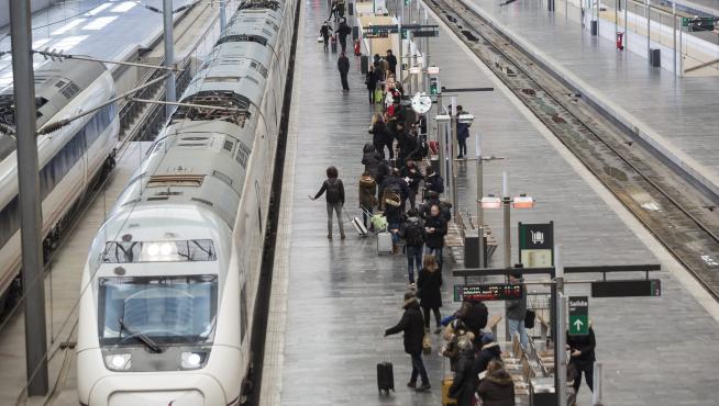 Un tren de alta velocidad Zaragoza-Barcelona, en la estación de Delicias, hace dos semanas.