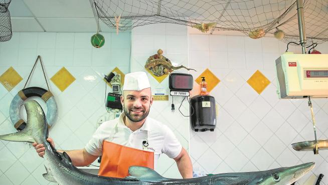 Eloy Iglesias, de Pescados Iglesias, en Zaragoza, muestra una tintorera que ofreció a sus clientes en días pasados.
