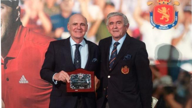 El presidente de La Peñaza, José Luis Español, recibe la Placa al Mérito en Golf de manos del máximo responsable de la Real Federación Española de Golf, Gonzaga Escauriza.