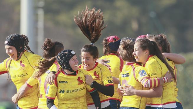 Las jugadoras de la selección femenina de rugby celebran su victoria en el europeo