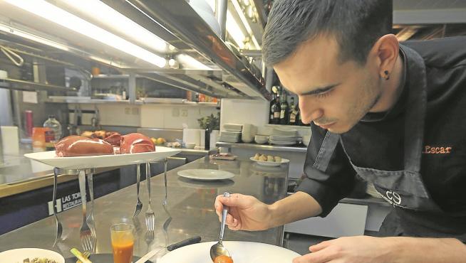 Guillermo Escar, cocinero del restaurante Las Torres de Huesca, preparando un plato de hígado de Ternasco de Aragón y huevos.