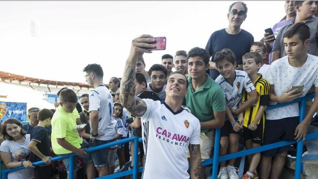 Pombo hace un selfi con los aficionados en un entrenamiento en La Romareda.