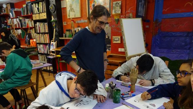 Los participantes en el proyecto creativo trabajando en el estudio del artista Fernando Sanagustín.