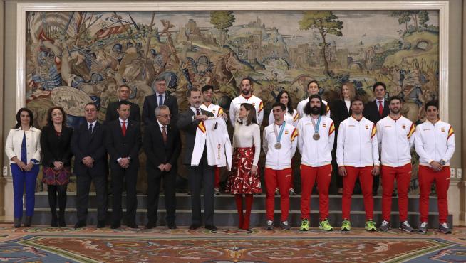 Martí Vigo, a la derecha de la imagen, este martes en la recepción de los Reyes a los olímpicos en La Zarzuela.