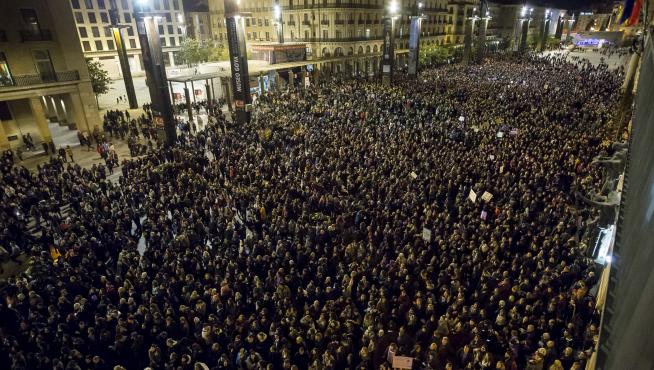 La plaza del Pilar, donde se leyó el manifiesto del 8-M, se llenó ayer de mujeres y hombres que clamaron por la igualdad.