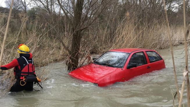 El coche quedó hundido más de medio metro dentro del cauce del río