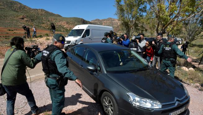 La Guardia Civil traslada a Ana Julia hasta la finca donde pudo estar oculto Gabriel