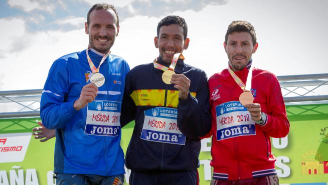 Los atletas españoles, Ayad Lamdassem, Toni Abadía y Juan Antonio 'Chiqui' Pérez, en el Campeonato de España de Cross de Mérida.