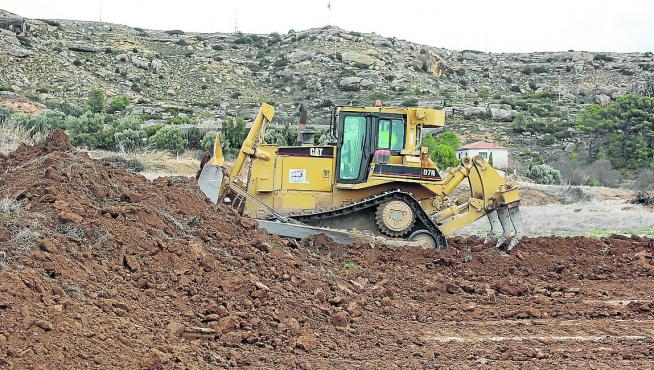 Una máquina excavadora, trabajando en los terrenos donde se ubicará el hospital