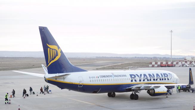 Un avión de la compañía Ryanair, en la plataforma del aeropuerto de Zaragoza.
