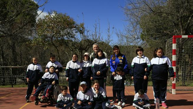 Los alumnos de Atades, este jueves con su presidente Jesús Soto y la atleta Isabel Macías