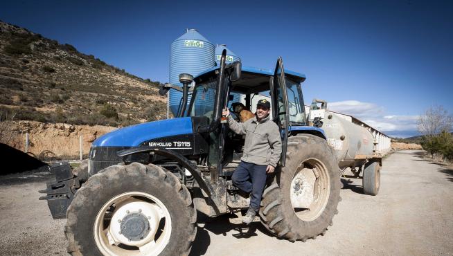 El ganadero y agricultor Alejandro Latorre sonríe ante el afán conductor de su perro. laura uranga