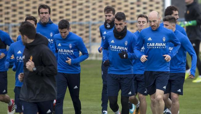 Parte del equipo del Real Zaragoza, al inicio del entrenamiento de este viernes.