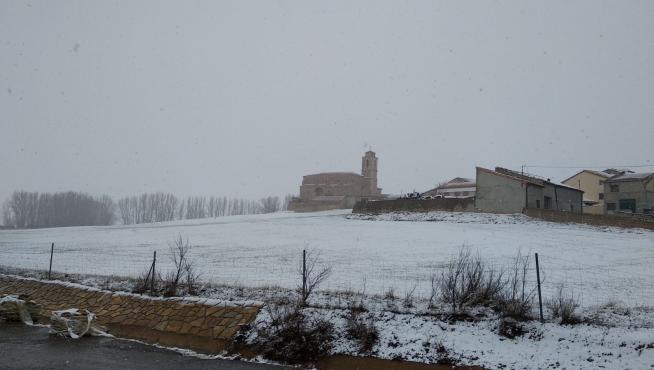 Mezquita de Jarque, localidad situada a pie de la N-420, cubierta de nieve.