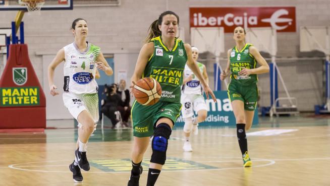 Paola Ferrari, que ayer anotó 33 puntos, ataca el aro rival.
