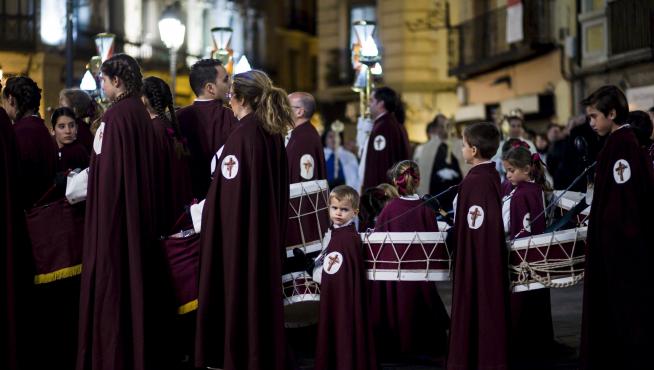 Cerca de 500 hermanos de la cofradía de Jesús Camino del Calvario han recorrido el centro de Zaragoza.