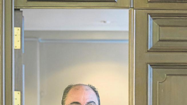 Javier Lambán, presidente del Gobierno de Aragón, en su despacho.
