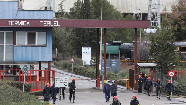 Trabajadores de la central térmica de Andorra, en un cambio de turno. La instalación podría cerrar sus puertas en 2020.