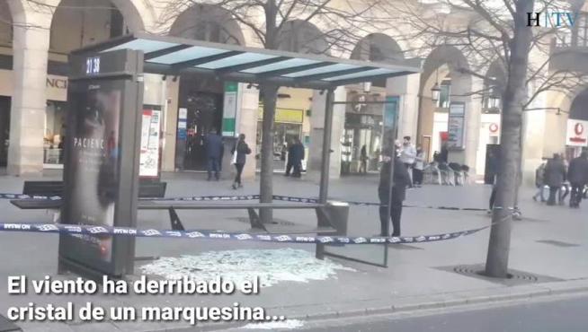 El viento rompe una marquesina en Independencia