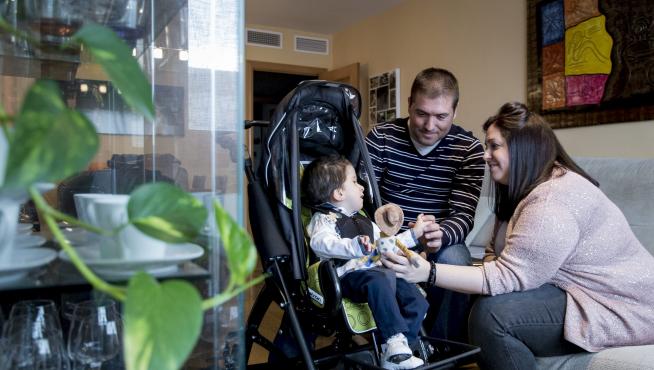 Las familias piden agilizar los pagos. Javi, de dos años y medio, con sus padres Alberto e Inés.