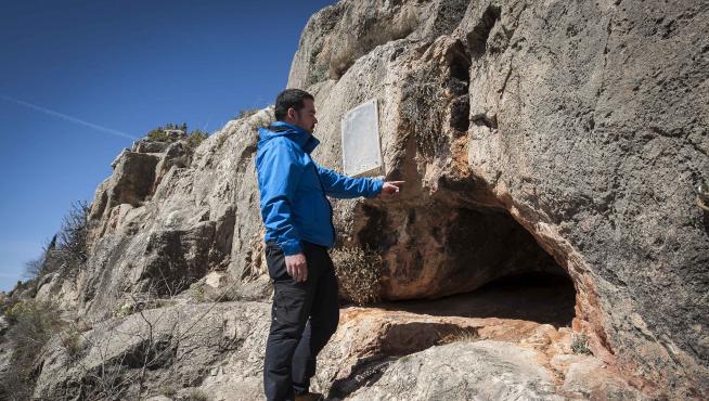 El alcalde de Castillonroy, Paco Rivas, señala la cueva del Dugo, donde la leyenda dice que moraba el monstruo del mismo nombre.