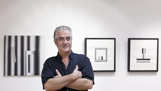 Sergio Abraín en una exposición de 2014. Al fondo, su mundo de tubos, de máquinas y geometría.
