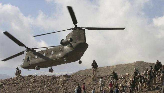 Un helicópero CH-47 Chinook del ejército estadounidense tomando tierra en Sarobi, Afganistán.