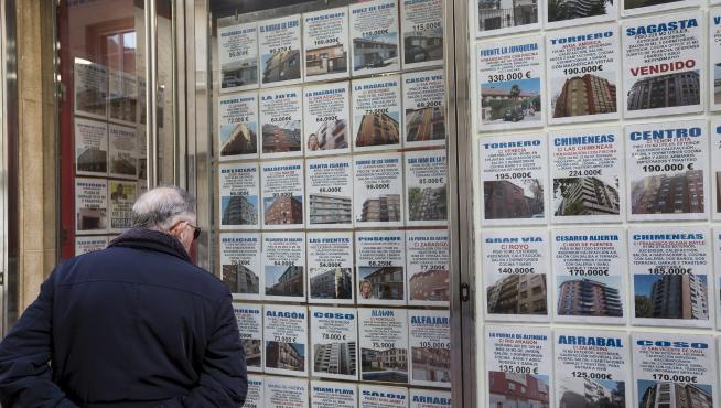 Un hombre observa la oferta inmobiliaria disponible en Zaragoza