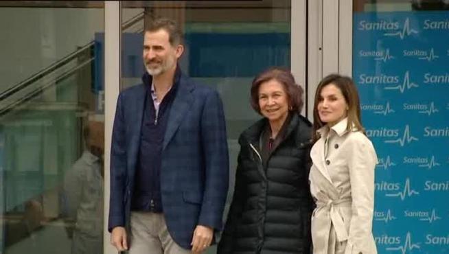Los Reyes y doña Sofía visitan juntos a don Juan Carlos