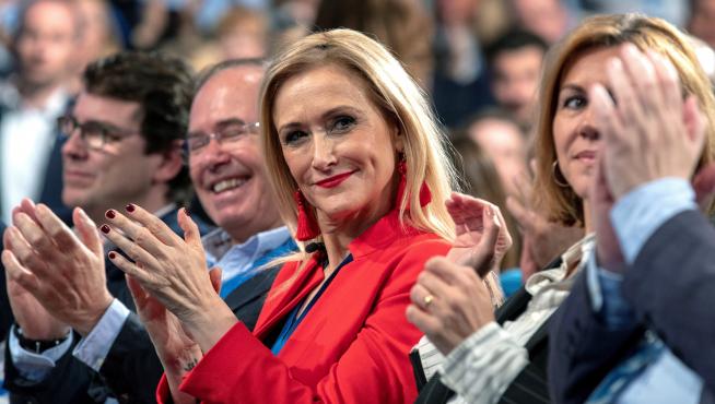 La presidenta de la Comunidad de Madrid, Cristina Cifuentes, aplaude durante la Convención Nacional del PP.