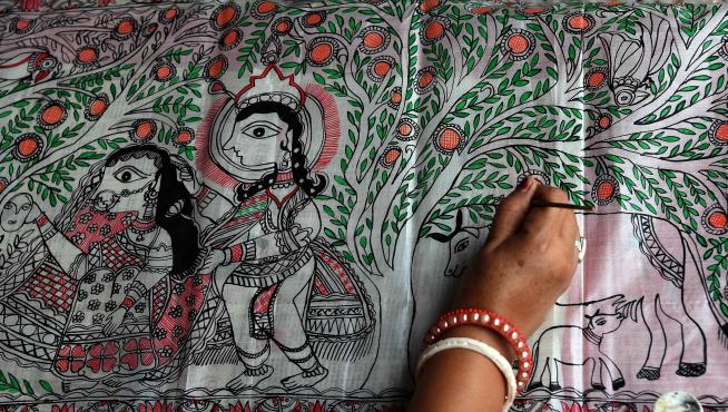 La pintura tradicional de una estación de tren india atrae a los turistas