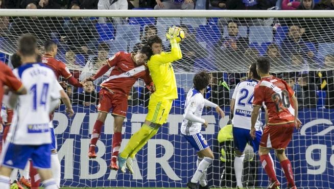 Una parada de Cristian Álvarez ante un ataque del Rayo en el partido de la primera vuelta que ganó en La Romareda el Real Zaragoza por 3-2 en una afortunada tarde.