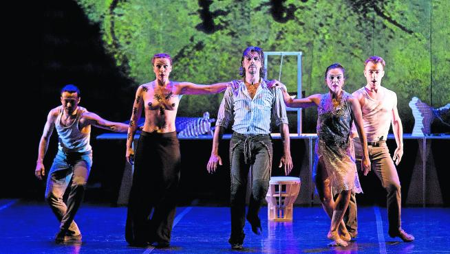 El bailarín aragonés Miguel Ángel Berna –en el centro–, en un momento del estreno de 'Buñuel del deseo'.