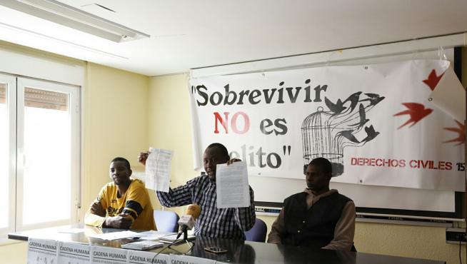 El portavoz de AISA, Idrissa Gueye, muestra el dosier que han hecho llegar al Consistorio.