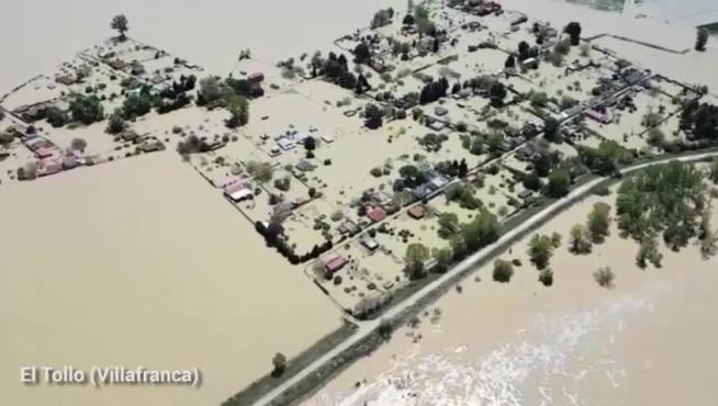 El río llega a la urbanización El Tollo, en Villafranca