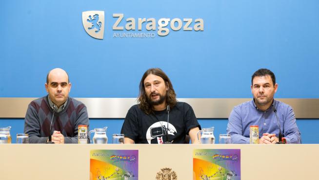 El concejal Pablo Híjar, en el centro, en la presentación de la cita deportiva.