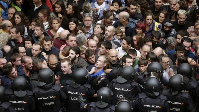 Agentes de la Policía Nacional en los alrededores del colegio Ramón Llull de Barcelona durante el 1-O.