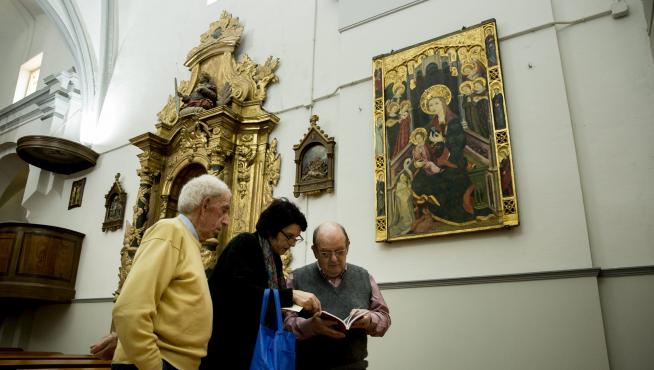 Agustín Láinez, Lourdes Gallego y Francisco Sánchez, bajo la tabla situada en la iglesia.