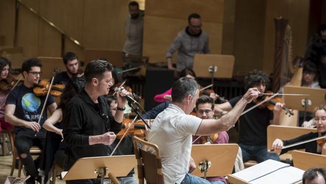 Santiago Auserón, cantando, y Ricardo Casero, a la batuta, durante el ensayo general de este viernes de 'Vagamundo'.