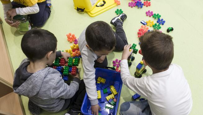 Niños de infantil en el colegio Valdespartera III de Zaragoza, estrenado tras las vacaciones de Semana Santa