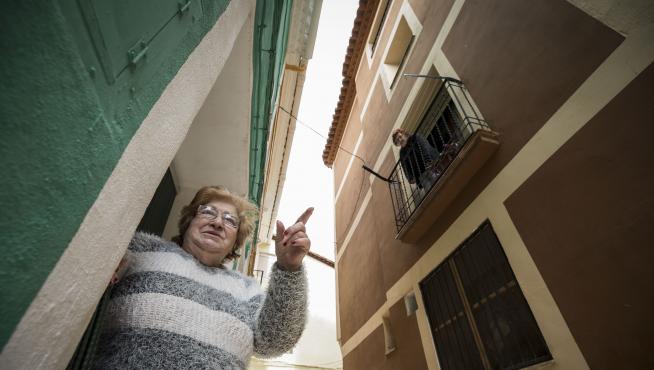 Mari Carmen Molinero en primer término y su vecina Pilar Huera viven en el Barrio Verde de Mesones de Isuela.