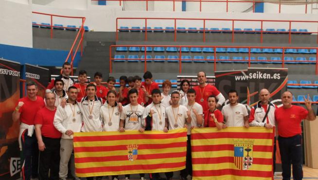 La seleccion aragonesa posa con las medallas conseguidas en el Campeonato de España de Kickboxing