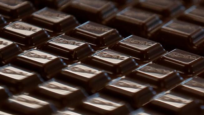 El estudio se realizó con 30 participantes a los que se les pidió que comieran chocolate con leche u oscuro.